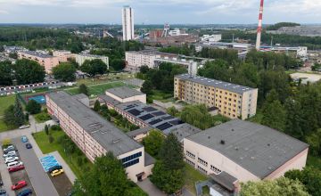 Zdjęcie z lotu ptaka na dach budynku z panelami fotowoltaicznymi